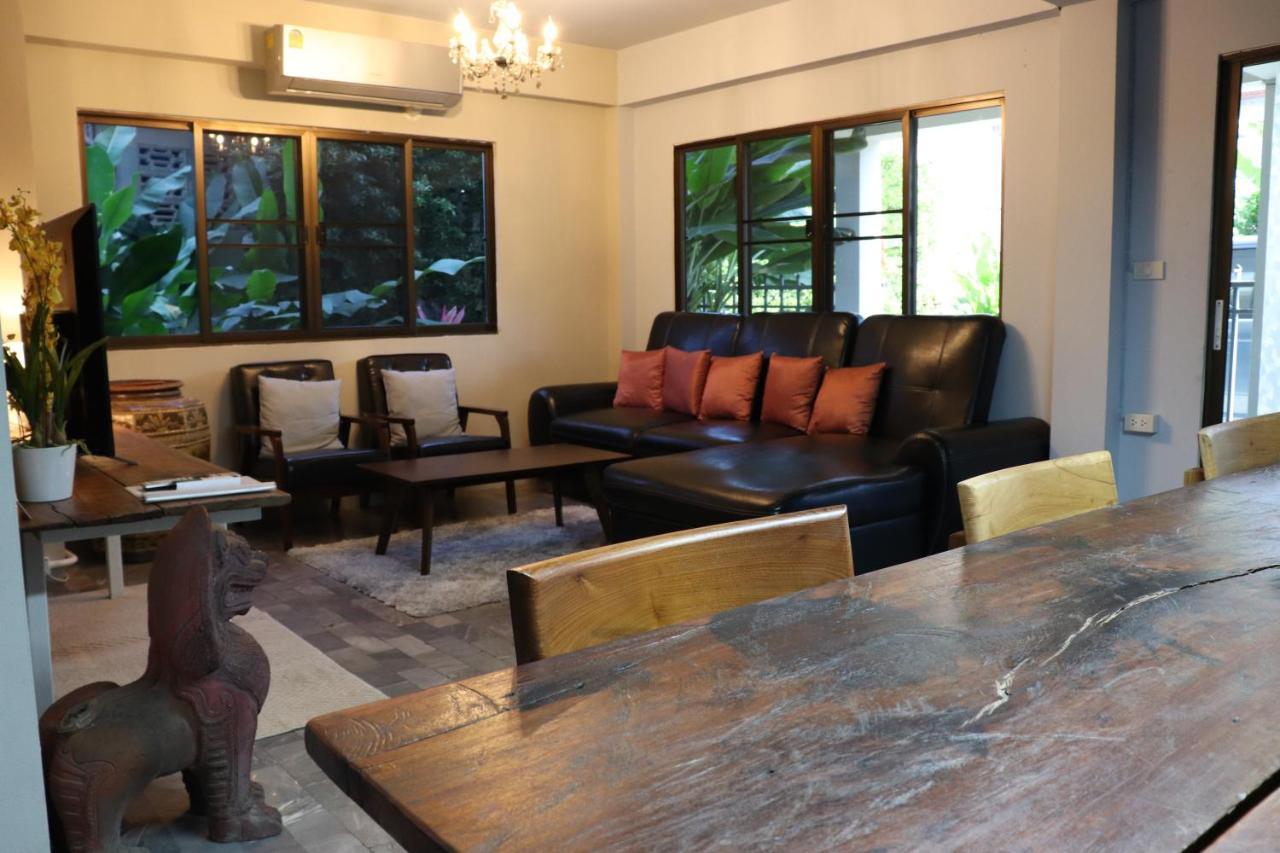 8Th House @ Center Of Chiangmai Old Town Apartman Csiangmaj Kültér fotó