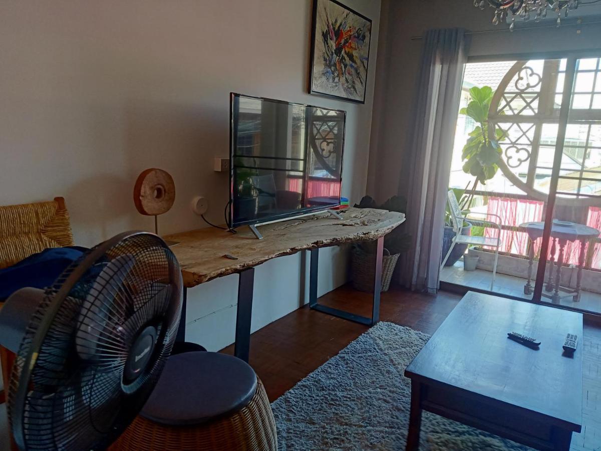 8Th House @ Center Of Chiangmai Old Town Apartman Csiangmaj Kültér fotó